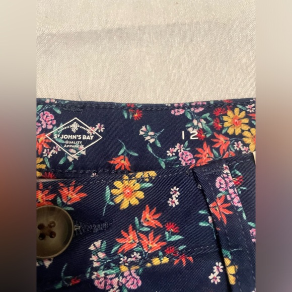 St. John’s Bay Women’s Mid Rise Short Size 12 5” Inseam Navy Floral. New w tag - Picture 5 of 8